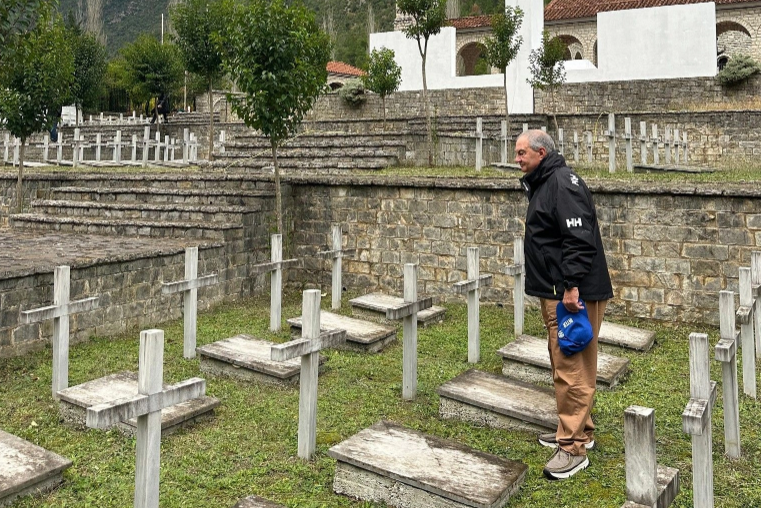 5 Στα μνημεία πεσόντων σε Βουλιαράτες και Κλεισούρα ο Κώστας Καραμανλής