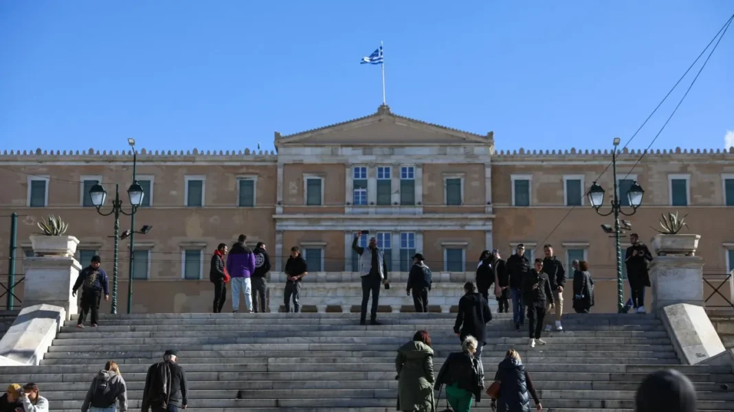 Συνταξιούχοι, ένστολοι, δημόσιοι υπάλληλοι: Οι κερδισμένοι από τον προϋπολογισμό του 2026