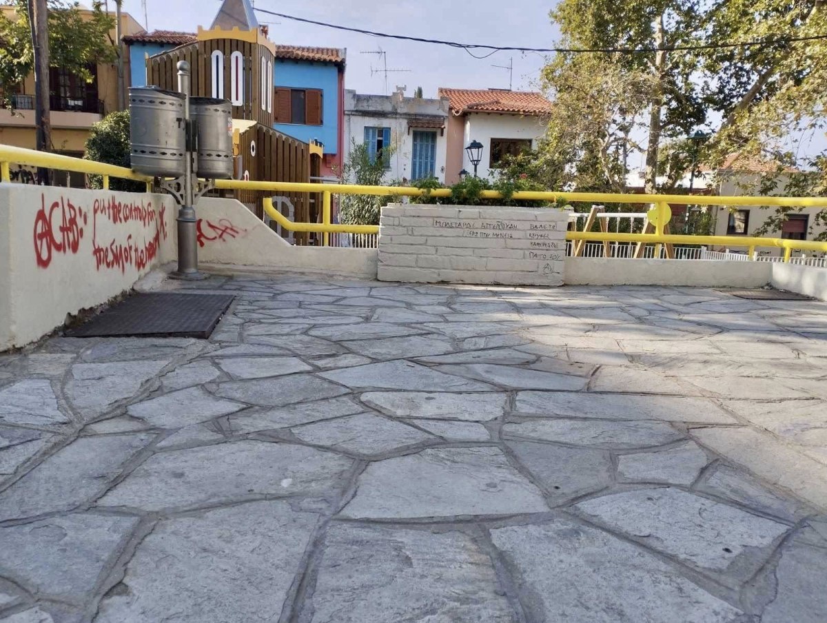Θεσσαλονίκη: Απειλητικά συνθήματα κατά του δημάρχου σε παιδική χαρά