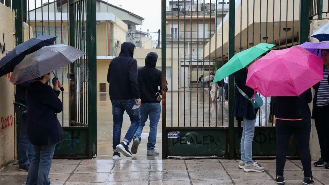 Σε ριγνκ μετατράπηκε προαύλιο σχολείου στην Κέρκυρα: Βίντεο από άγρια συμπλοκή μαθητών