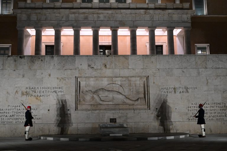 Πόλεμος ανακοινώσεων Δένδια και Δούκα για την καθαριότητα του Μνημείου του Άγνωστου Στρατιώτη