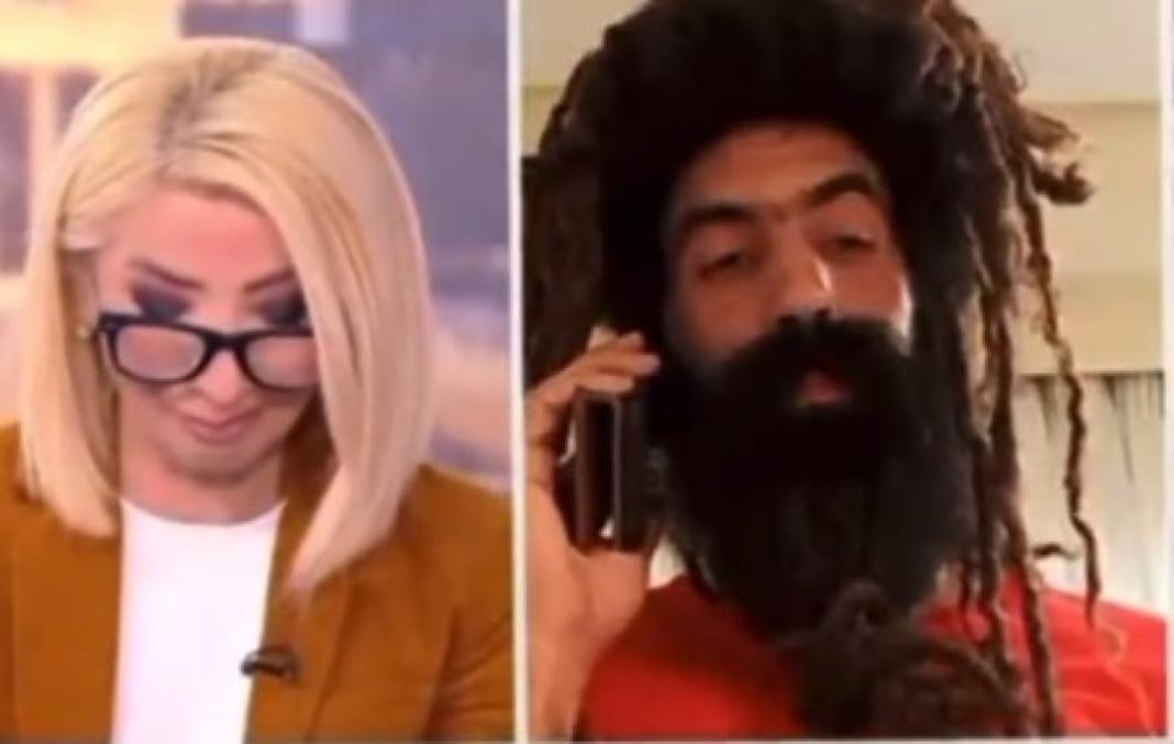 Viral η Μίνα Καραμήτρου – «Πάλευε» να μη γελάσει με τον μελισσοκόμο με τα ράστα (βίντεο)