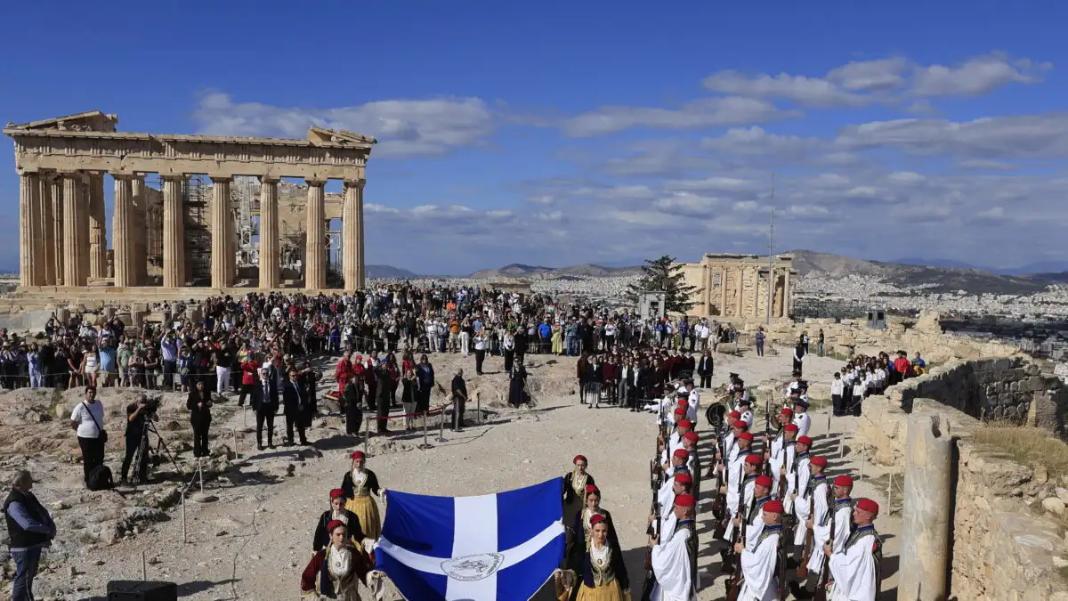Η Αθήνα γιορτάζει την 81η επέτειο της απελευθέρωσης από τη γερμανική κατοχή: Φωτογραφίες από την έπαρση της σημαίας στην Ακρόπολη