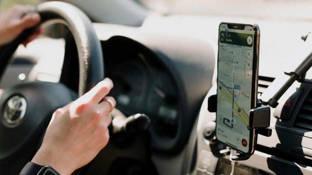 Τι προβλέπει ο νόμος για τη χρήση Google Maps κατά την οδήγηση