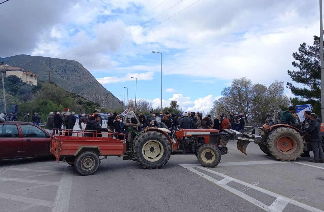 BLOKO-AGROTES-MEGALA-XORAFIA Οι κτηνοτρόφοι των Χανίων έδωσαν ραντεβού στον κόμβο των Μουρνιών