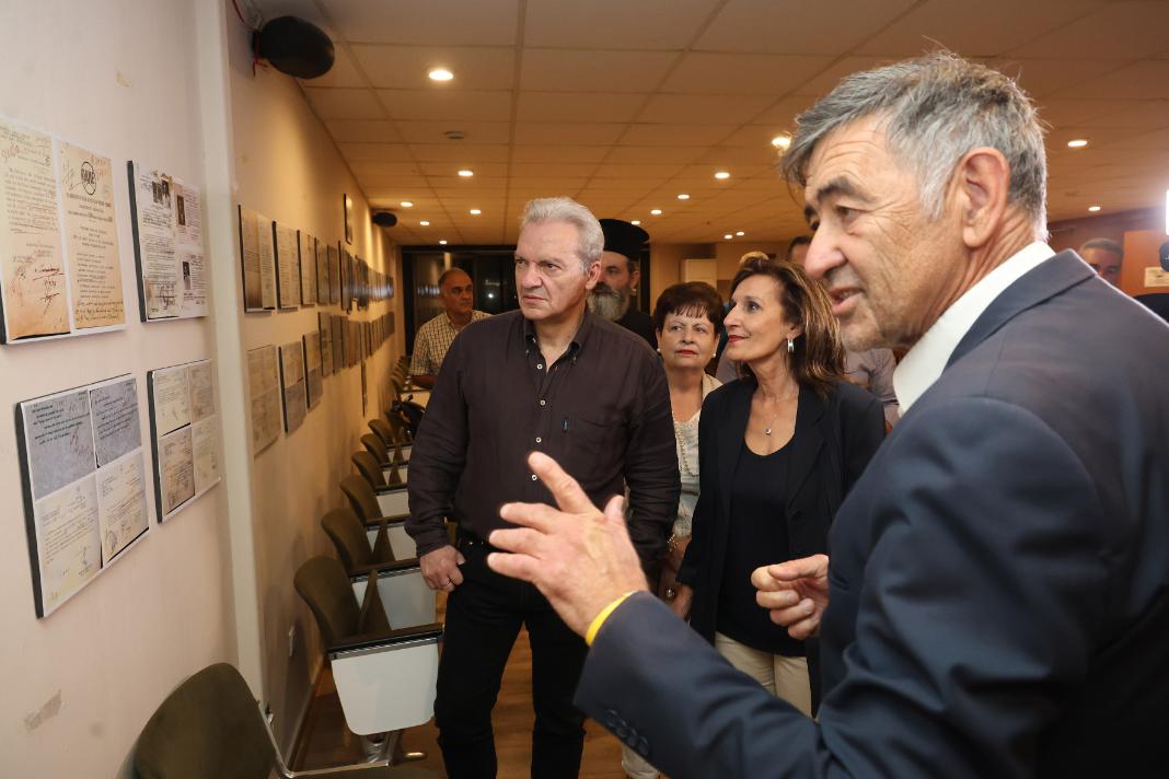 Στα εγκαίνια της έκθεσης φωτογραφίας στη μνήμη του Γρηγόρη Λαμπράκη ο Δήμαρχος Ηρακλείου