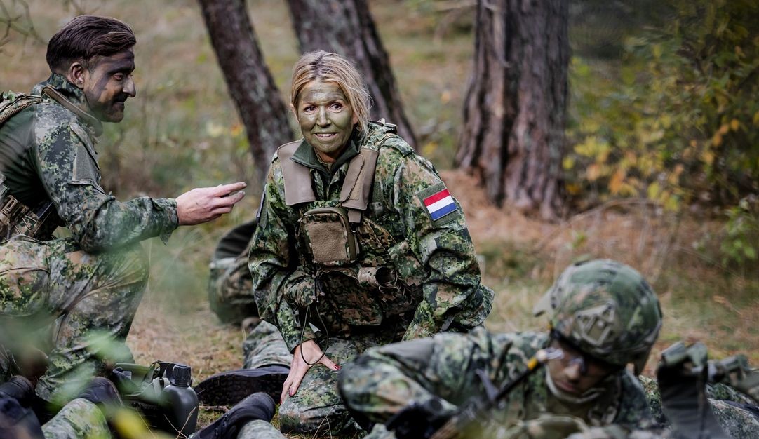 Με φούμο και παραλλαγή η βασίλισσα Μάξιμα – Συμμετείχε σε στρατιωτικές ασκήσεις