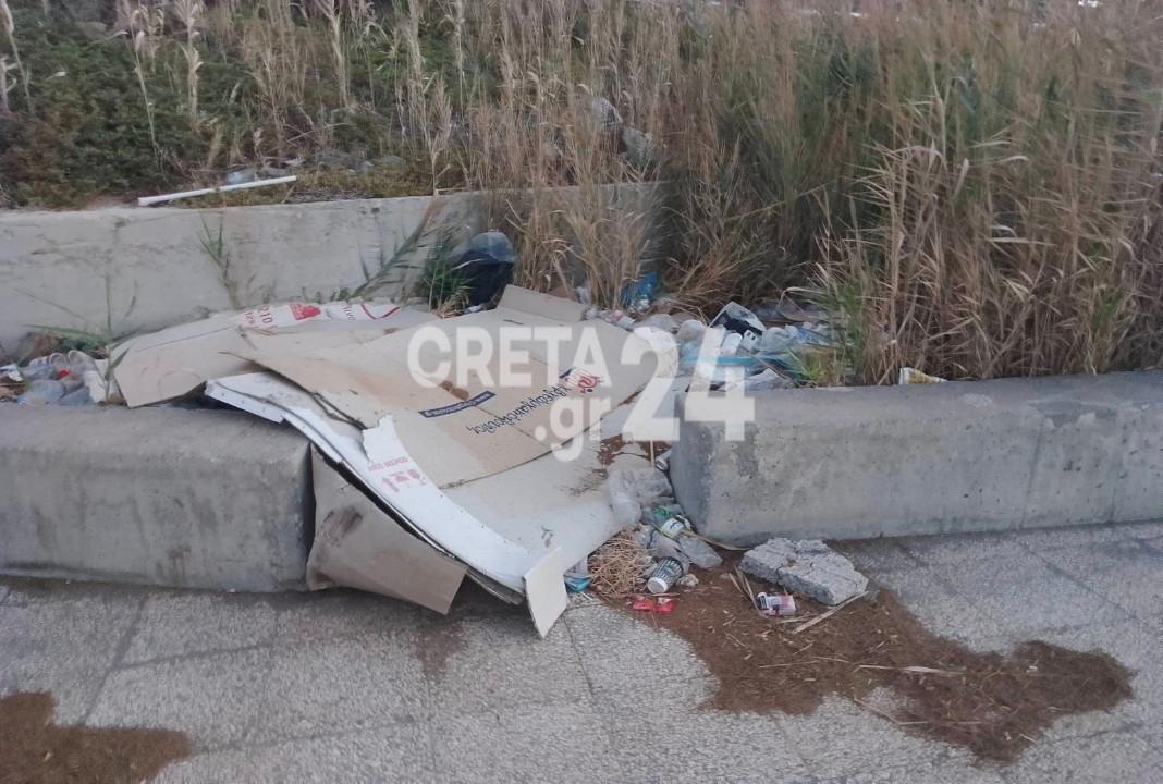 Χόρτα, σκουπίδια και ένας Καράβολας αφημένος στην τύχη του – Απογοητευτικές εικόνες στην «καρδιά» της παραλιακής
