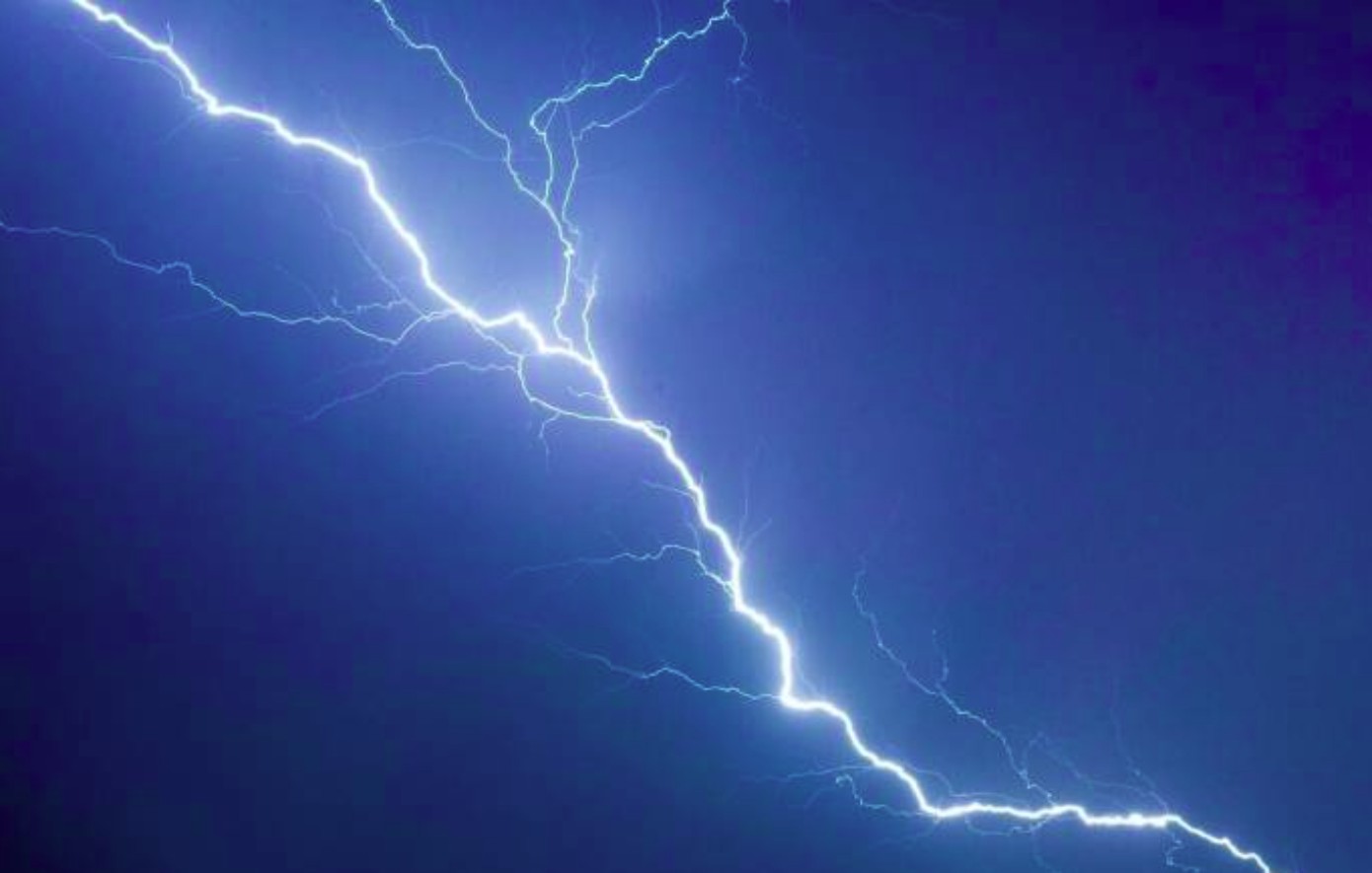 Κεραυνός έπεσε στο εργοτάξιο οικοδομής στην Πάτρα – Σωριάστηκε αναίσθητος στο έδαφος ένας εργάτης