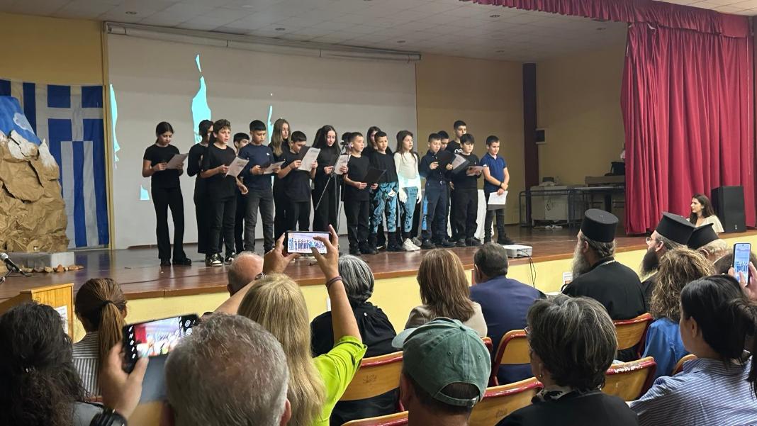PAIDIA «Τρεις Ιστορίες σε γκρίζο χρώμα»- Συγκινητική εκδήλωση από μαθητές του Δημοτικού Σχολείου Καστελλίου για την 28η Οκτωβρίου
