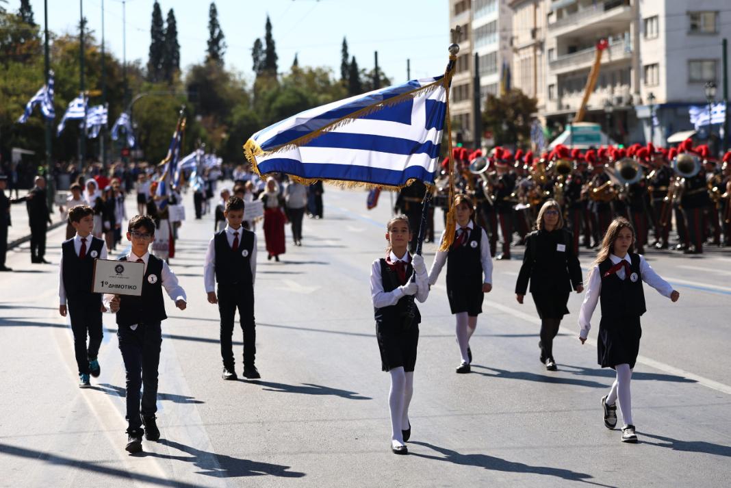 PARELASI ATHINA (1) 28η Οκτωβρίου: Πλήθος κόσμου στη μαθητική παρέλαση στην Αθήνα – Δείτε φωτογραφίες