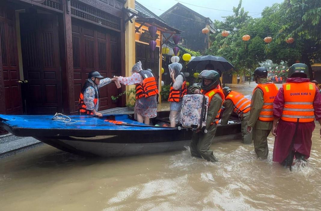 VIETNAM-PLHMMYRES (1) Βιετνάμ: Σε 13 ανήλθε ο αριθμός των νεκρών από τις πλημμύρες – Τουλάχιστον 11 άτομα αγνοούνται