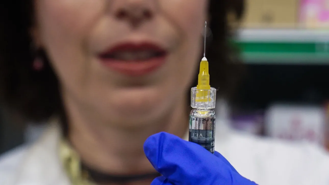 Αντιγριπικός εμβολιασμός: Έντονη κινητικότητα στα φαρμακεία – Το φθινόπωρο ήρθε στην ώρα του