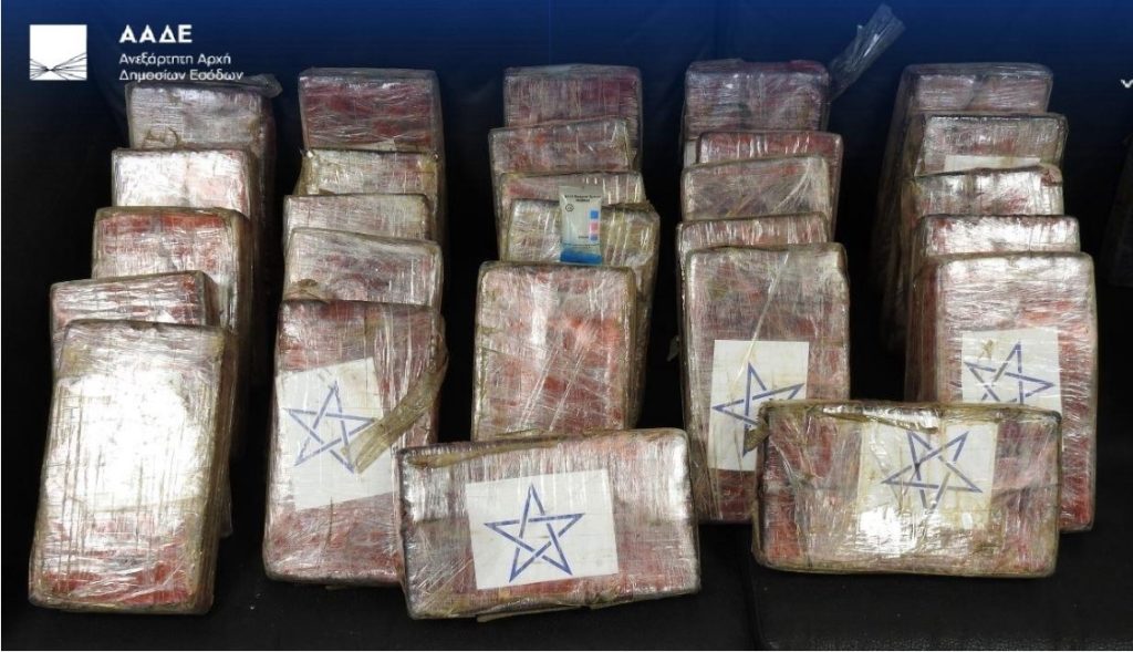 ΑΑΔΕ: Εντοπίστηκαν 39 κιλά κοκαΐνης σε κοντέινερ με μπανάνες στον Πειραιά