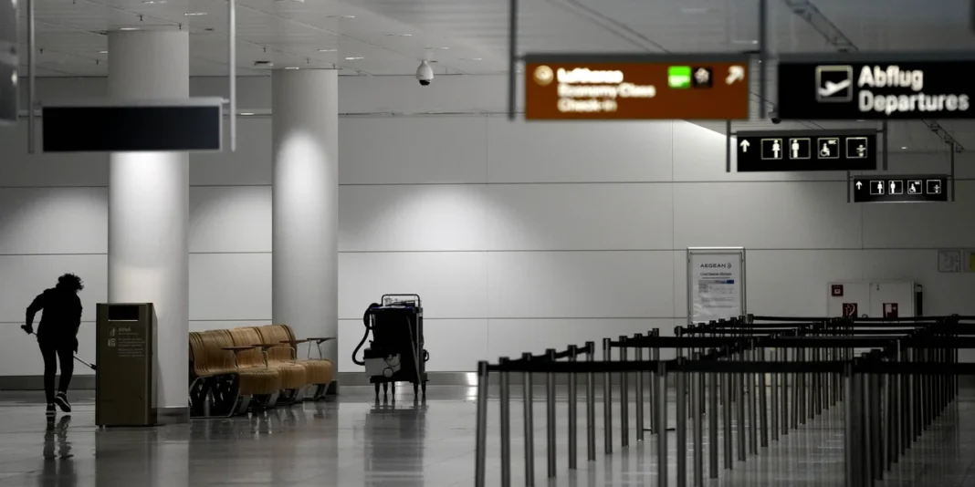 Μόναχο: Εκλεισε και πάλι το αεροδρόμιο -Τουλάχιστον 6.500 επιβάτες επηρεάστηκαν -Εντοπίσαμε 2 drones, λένε οι αρχές