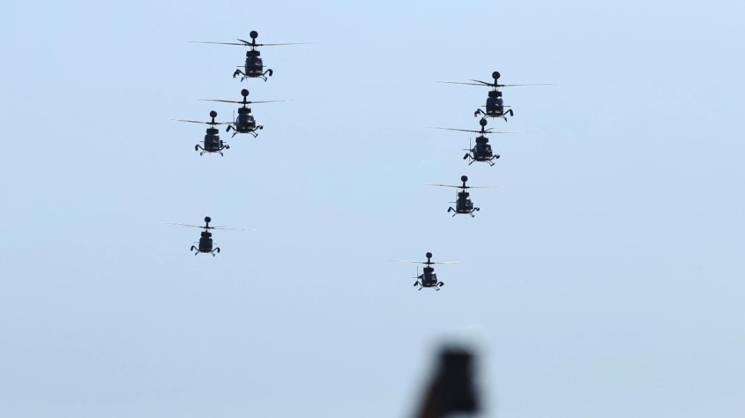 Θεσσαλονίκη: Εντυπωσιακά πλάνα με τα ελικόπτερα της Πολεμικής Αεροπορίας από την παρέλαση