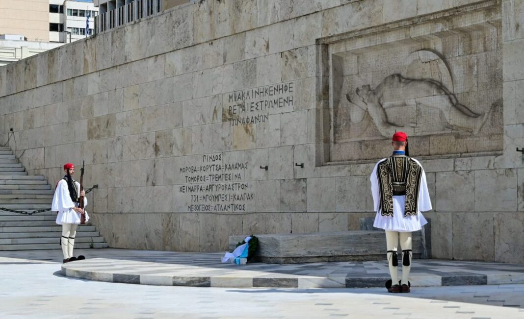 Πολιτική «θύελλα» για τον Άγνωστο Στρατιώτη – Δριμεία κριτική από την αντιπολίτευση