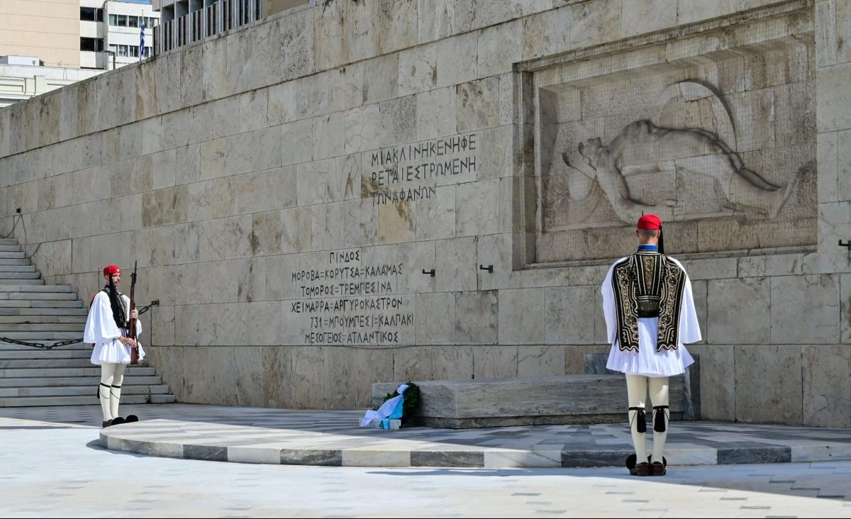 Πολιτική «θύελλα» για τον Άγνωστο Στρατιώτη – Δριμεία κριτική από την αντιπολίτευση
