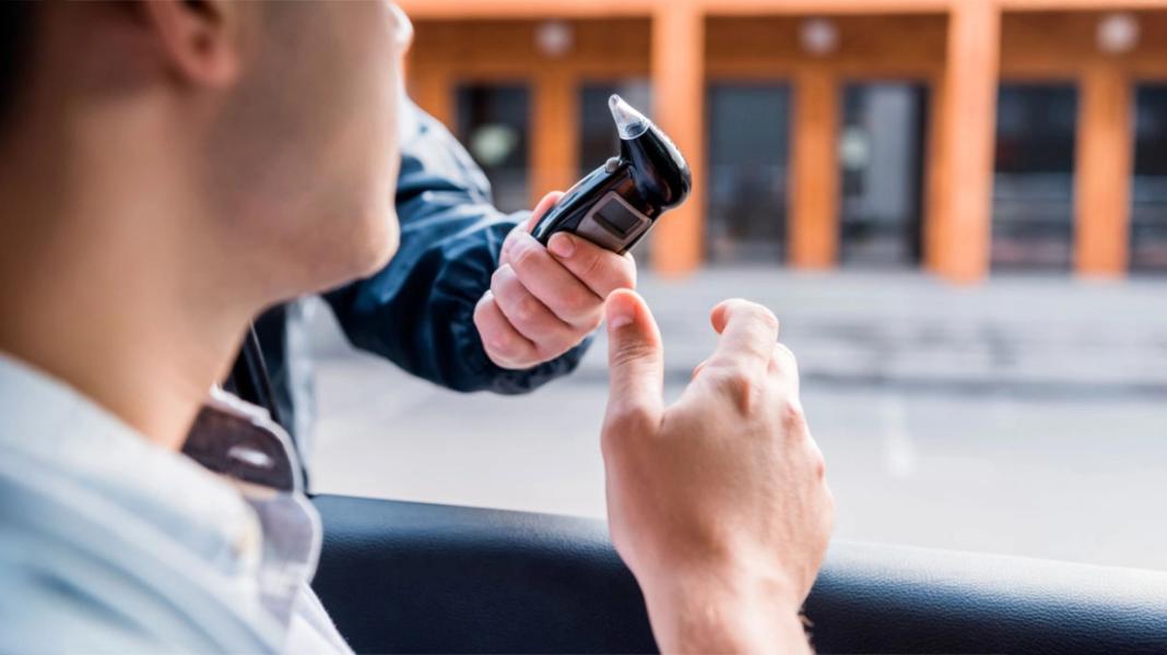 Επεισοδιακό αλκοτέστ για μεθυσμένο οδηγό: Αντί να φυσήξει.. ρούφαγε – Έριξε κάτω τους αστυνομικούς που τον συνέλαβαν
