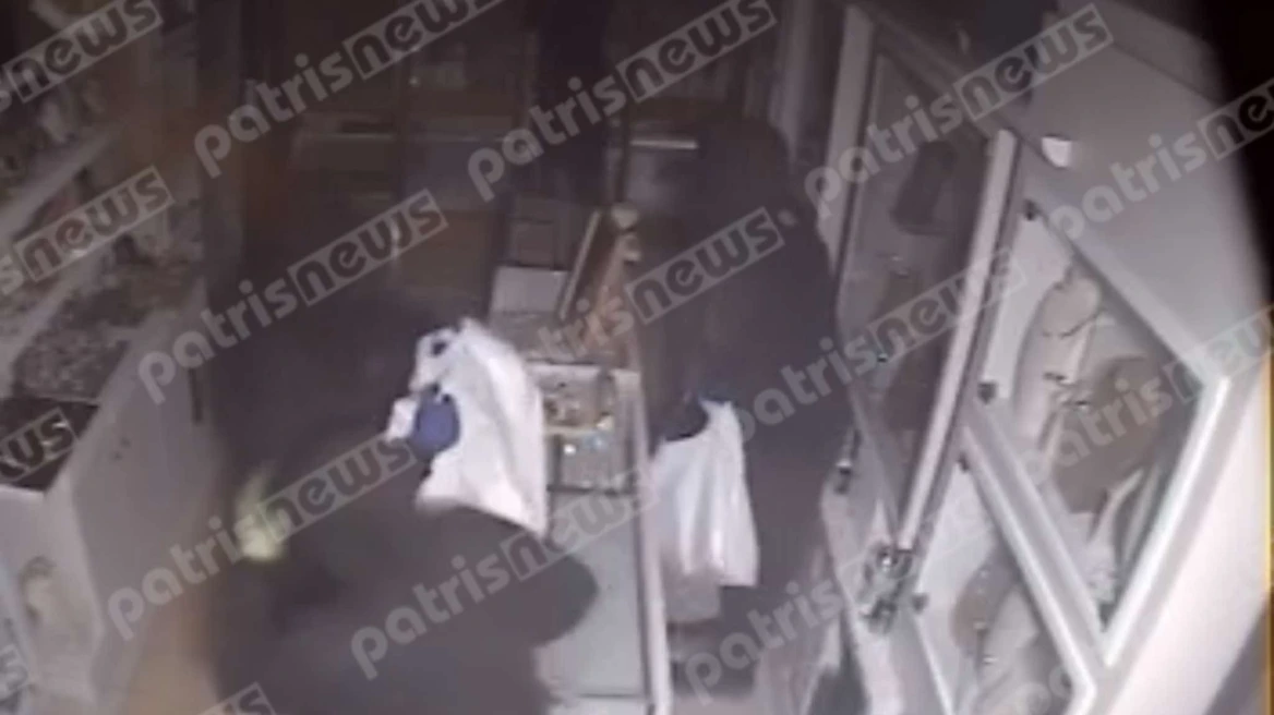 Αμαλιάδα: Μέσα σε ένα λεπτό «άδειασαν» το κοσμηματοπωλείο (βίντεο)