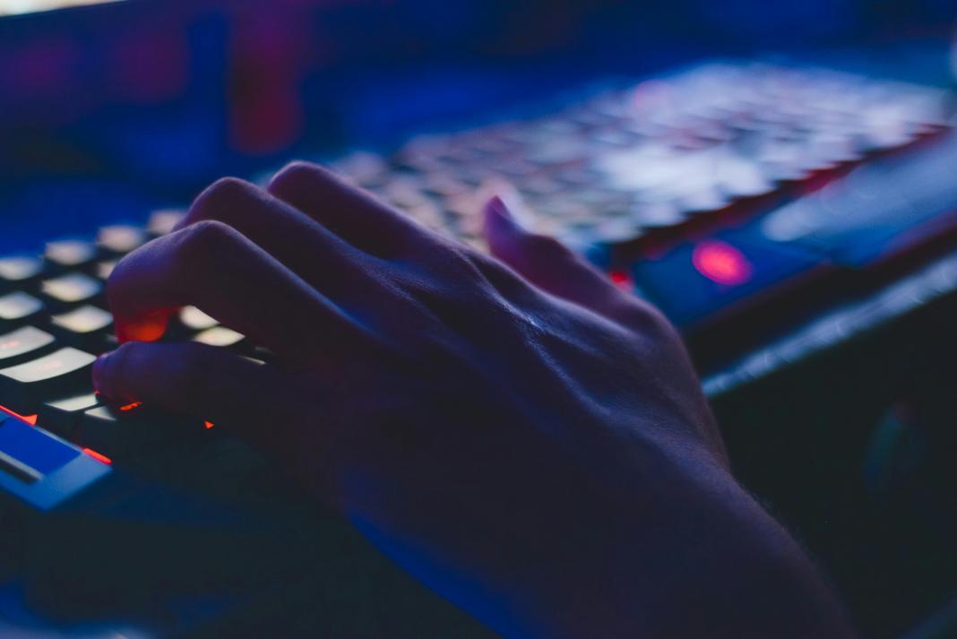apath laptop pc pexels (1) Απάτες: Νέα κόλπα από τους ψηφιακούς ”πορτοφολάδες”