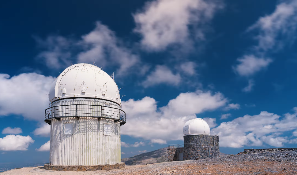 asteroskopeio Η βουνοκορφή στα Ανώγεια που έγινε “παράθυρο” στο διάστημα – Ένα υπέροχο βίντεο!
