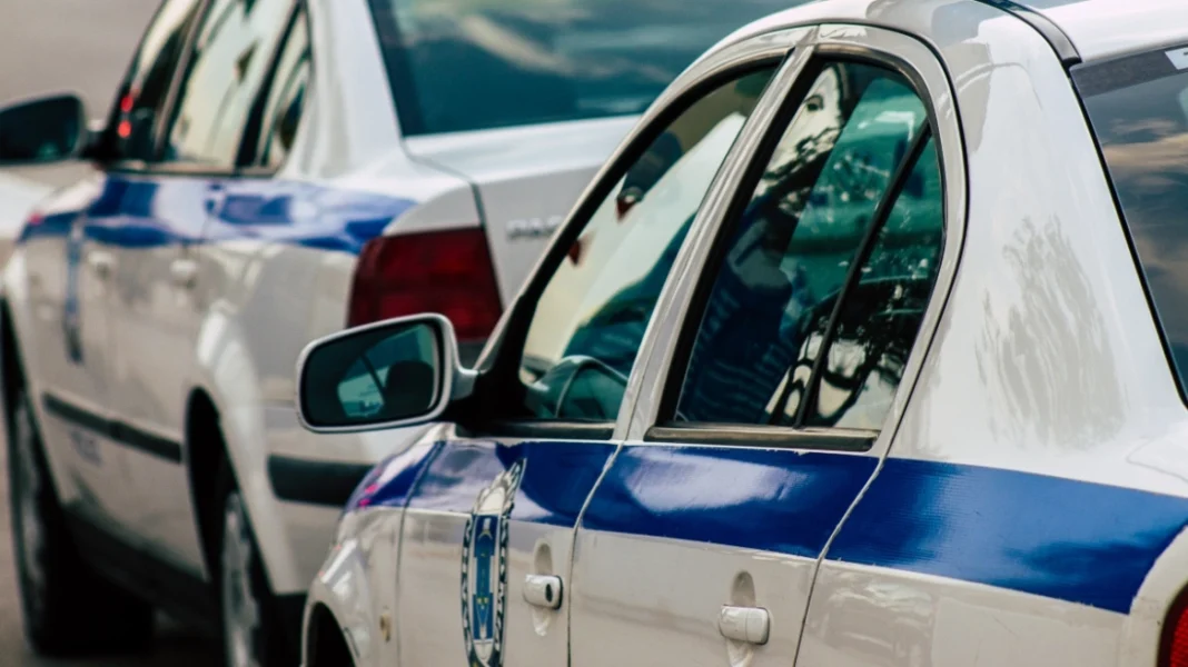 Θεσσαλονίκη: Ξυλοκόπησαν αστυνομικό στη μέση του δρόμου επειδή τους καθυστερούσε με το περιπολικό