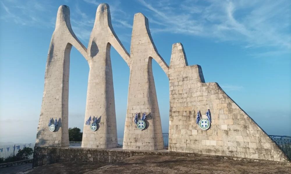 b8f02df9-mnimeio-zaloggou-1 Βανδαλισμός o στολισμός στο Μνημείο του Ζαλόγγου – Tι καταγγέλλει το Ίδρυμα Ίδρυμα Ζογγολόπουλου