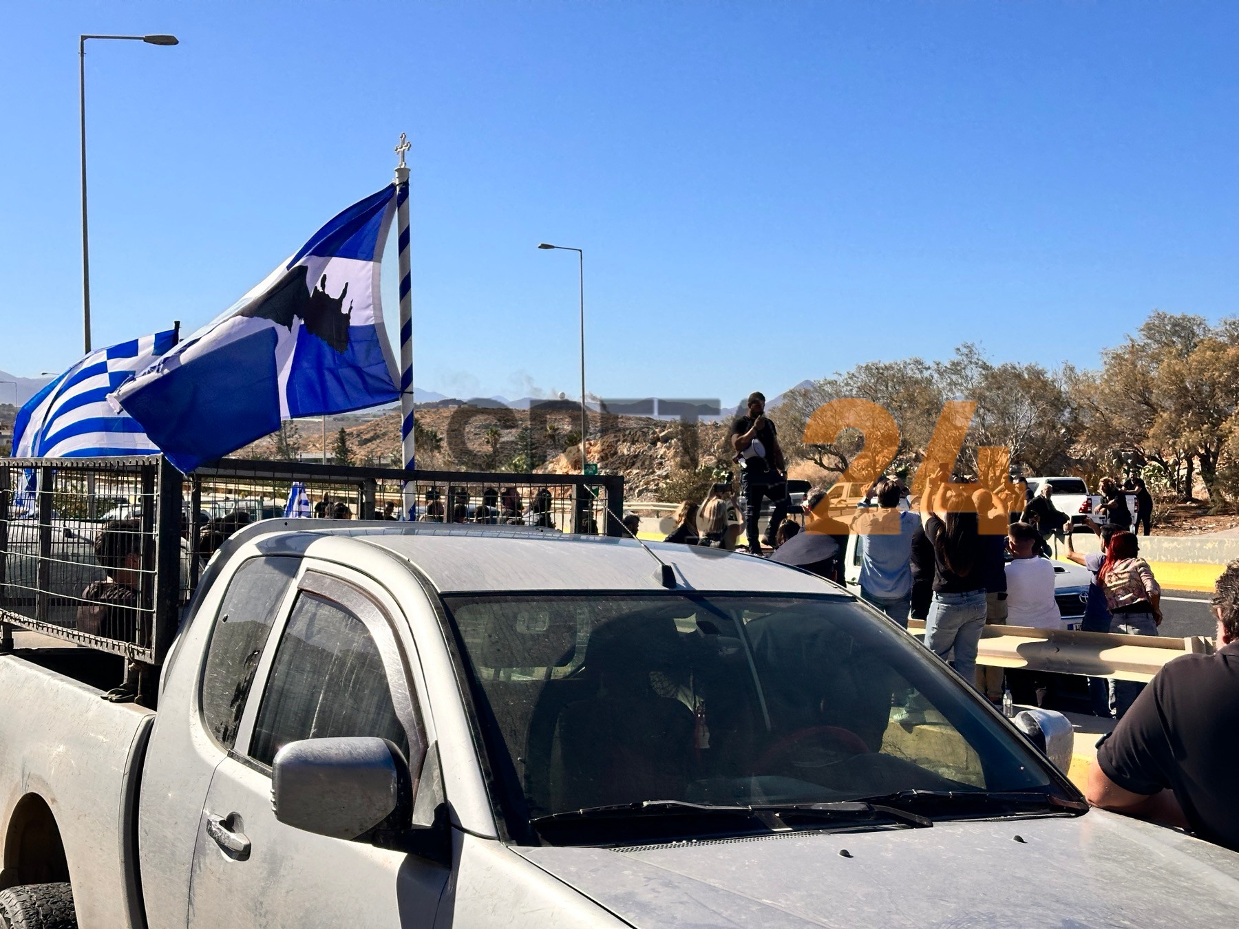 Έκλεισαν τον ΒΟΑΚ οι αγροτοκτηνοτρόφοι της Κρήτης – Φωτογραφίες και βίντεο