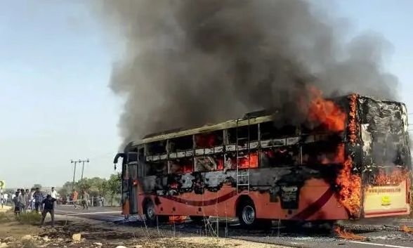 Τραγωδία στην Ινδία: Τουλάχιστον 19 νεκροί σε λεωφορείο που τυλίχθηκε στις φλόγες