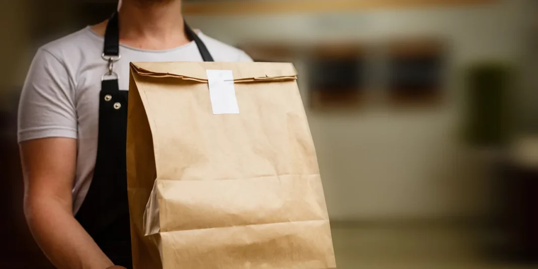 delivery-person-shutterstock-jun.jpg Κατάφερε να εκμεταλλευτεί ένα κενό στο σύστημα και απόλαυσε 1.000 δωρεάν γεύματα σε δύο χρόνια!