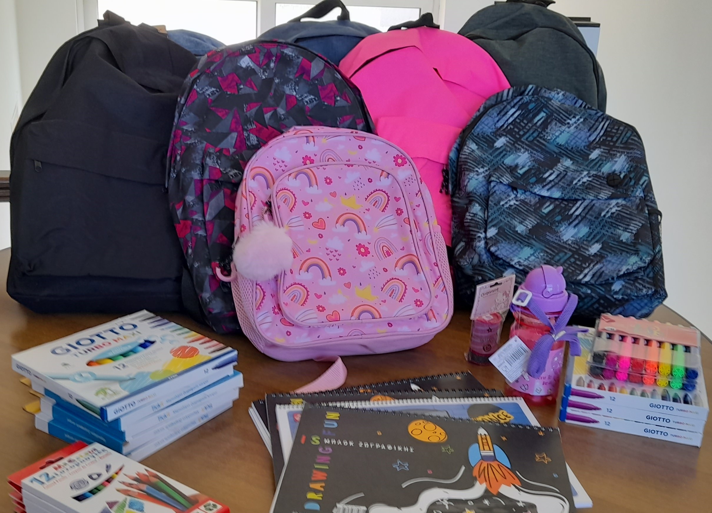 Δήμος Ηρακλείου: Μοίρασαν σχολικά είδη σε μαθητές και μαθήτριες ευάλωτων οικογενειών