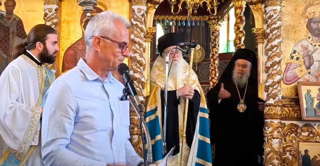 «Με τα πουκάμισα έξω ήρθες, απαράδεκτος!» – Η αντίδραση Μητροπολίτη στην αμφίεση εκπαιδευτικού – Βίντεο