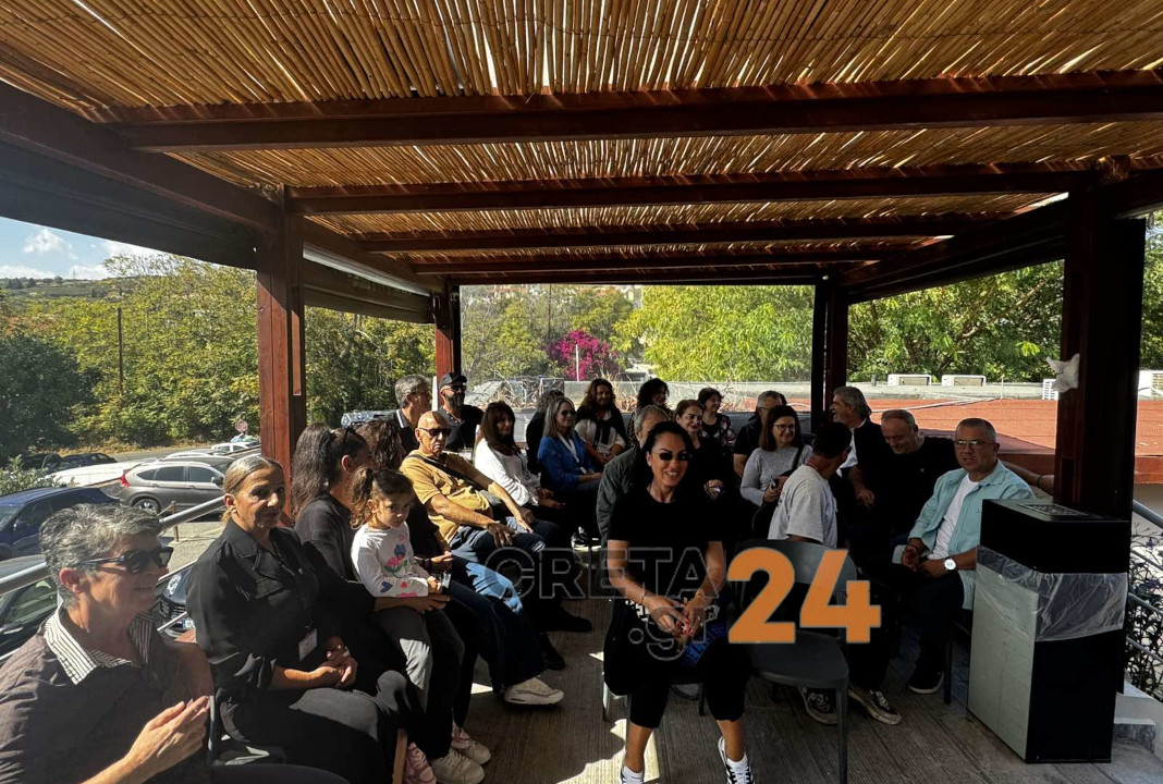 Συγκίνηση στην Κνωσό: Οι αρχαιοφύλακες τίμησαν συνάδελφό τους που συνταξιοδοτήθηκε