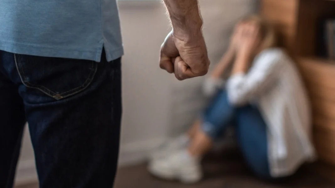 Κορωπί: Μπροστά στα παιδιά τους ξυλοκόπησε τη σύντροφό του ο 50χρονος