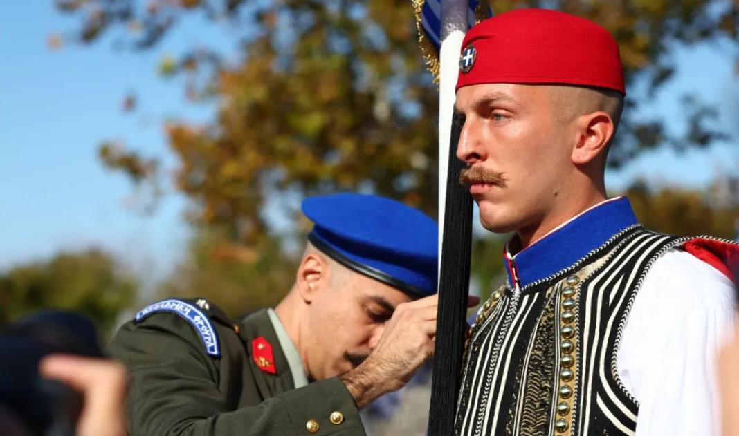 28η Οκτωβρίου: Το βλέμμα του Εύζωνα που συγκίνησε τη Θεσσαλονίκη – Δείτε φωτογραφίες