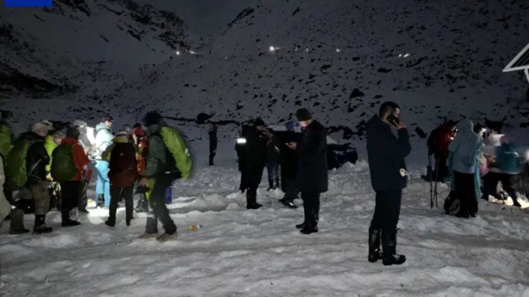 Έβερεστ: Aγώνας διάσωσης 200 ορειβατών λόγω χιονοθύελλας