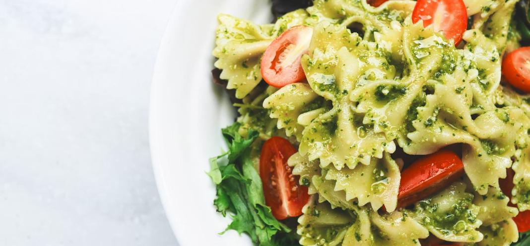 Στροφή στο έτοιμα και κατεψυγμένα: Γιατί οι Έλληνες «εγκαταλείπουν» το σπιτικό φαγητό