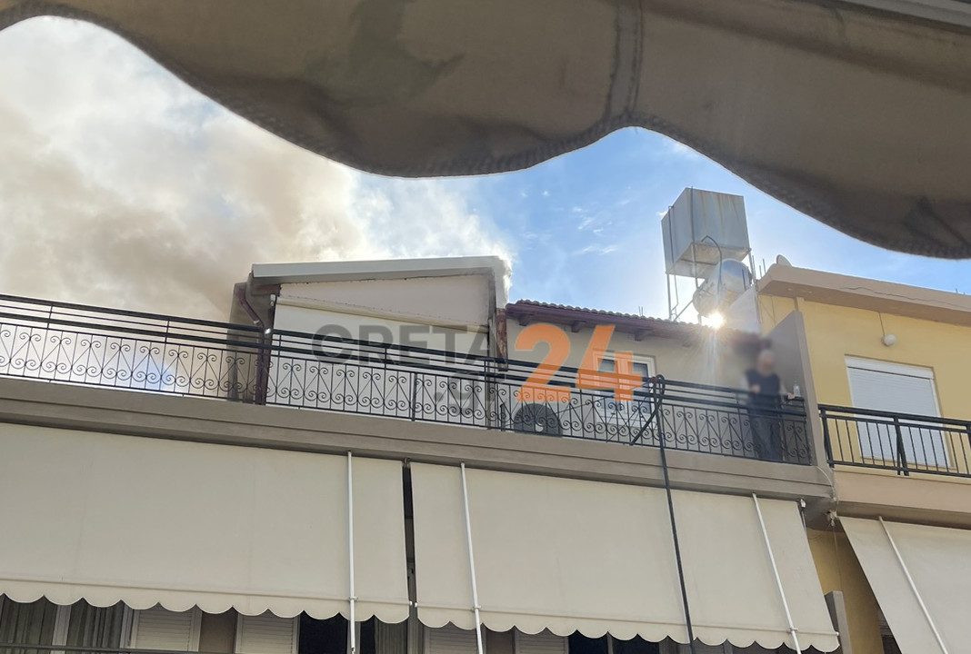 Μάθημα… ψυχραιμίας από τον ηλικιωμένο ένοικο του σπιτιού που άρπαξε φωτιά!