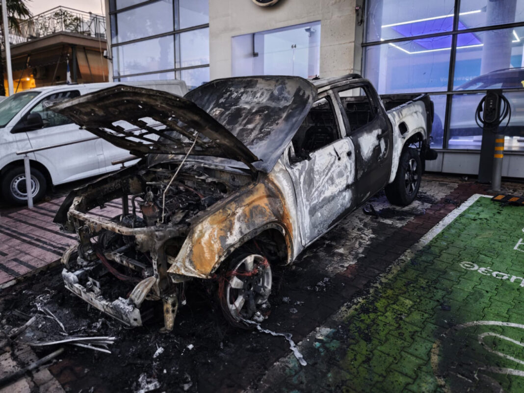 fotia_xalkidona__ Εμπρησμός η φωτιά σε έκθεση αυτοκινήτων στη Νέα Χαλκηδόνα – Κάηκαν ολοσχερώς 5 οχήματα