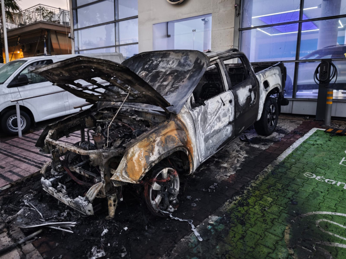 Εμπρησμός η φωτιά σε έκθεση αυτοκινήτων στη Νέα Χαλκηδόνα – Κάηκαν ολοσχερώς 5 οχήματα