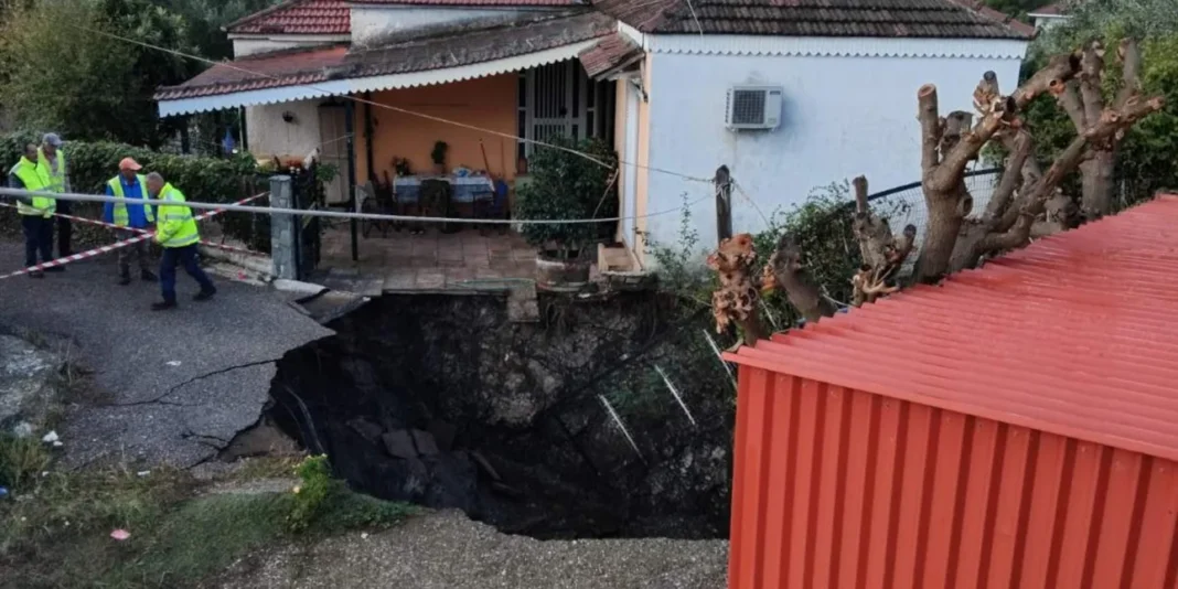 Απίστευτες εικόνες στις Φυτείες Αιτωλοακαρνανίας: Άνοιξε κρατήρας ανάμεσα σε σπίτια