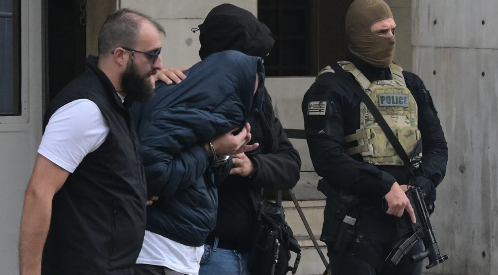 Με κουκούλες και μπουφάν οι συλληφθέντες για την υπόθεση ΟΠΕΚΕΠΕ – Φωτογραφίες