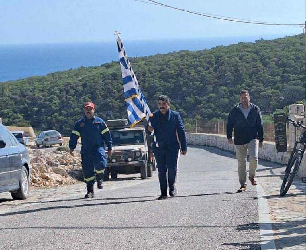 gavdos-parelasi1 (1) Γαύδος: Χωρίς μαθητές η παρέλαση – Κράτησαν οι κάτοικοι τη σημαία