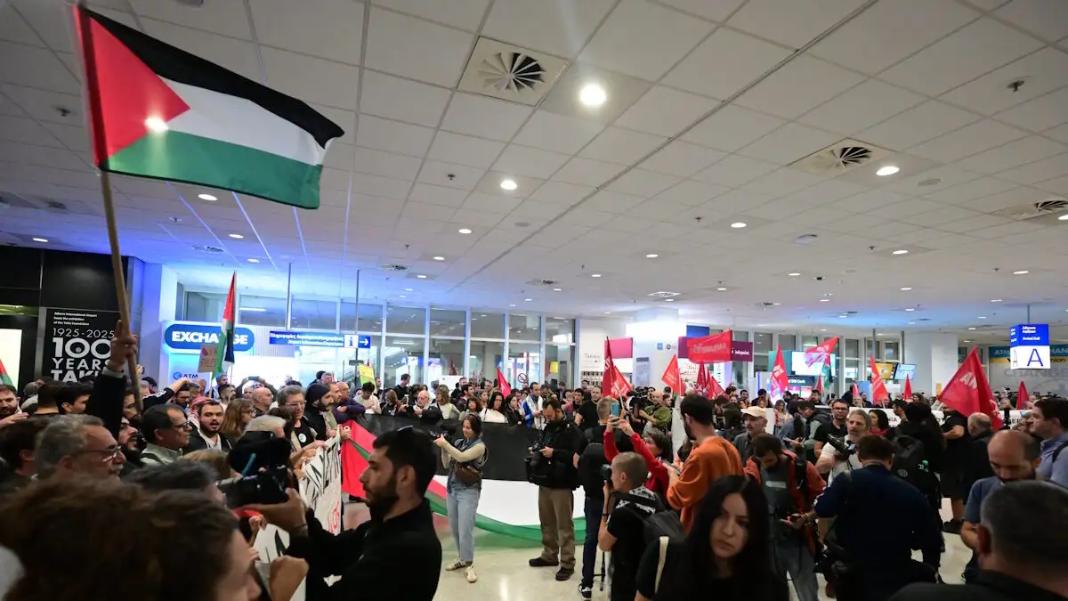 Έφτασαν στην Αθήνα οι 27 Έλληνες που συμμετείχαν στην αποστολή του στολίσκου στη Γάζα – Εικόνες & βίντεο