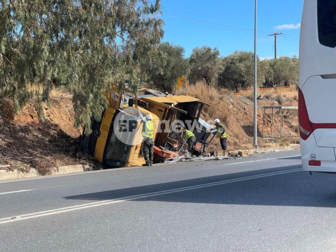 Τούμπαρε γερανός στον ΒΟΑΚ