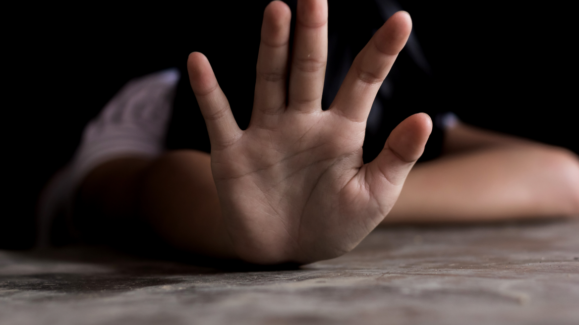 Πάτρα: 55χρονος κατηγορείται για ασέλγεια στις τρεις κόρες και στις δύο ανιψιές του
