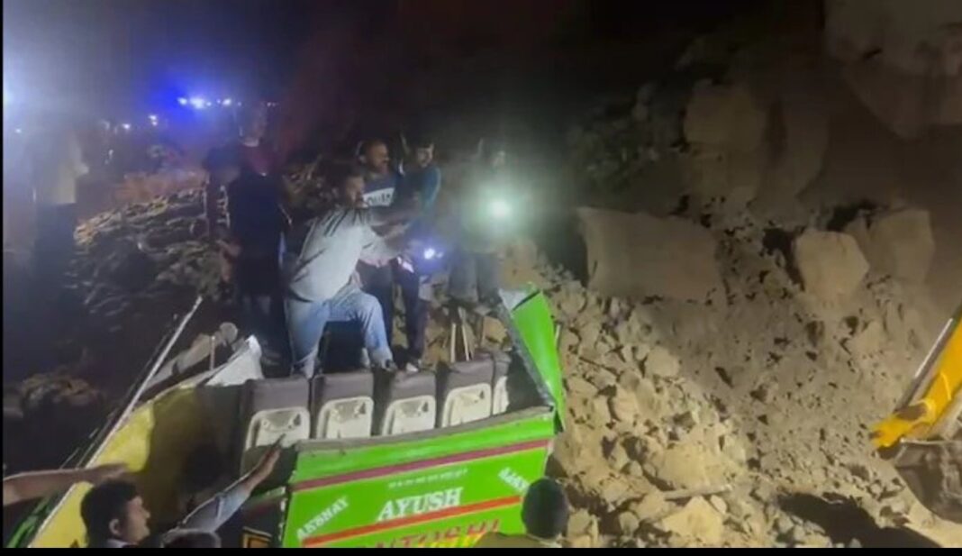 Ινδία: Τουλάχιστον 18 νεκροί από κατολίσθηση που παρέσυρε λεωφορείο – Φόβοι για εγκλωβισμένους