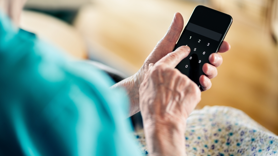 80χρονη αντιμετώπισε συμμορία που θέλησε να την εξαπατήσει δια τηλεφώνου: «Θα σου κόψουμε το κεφάλι» την απείλησαν