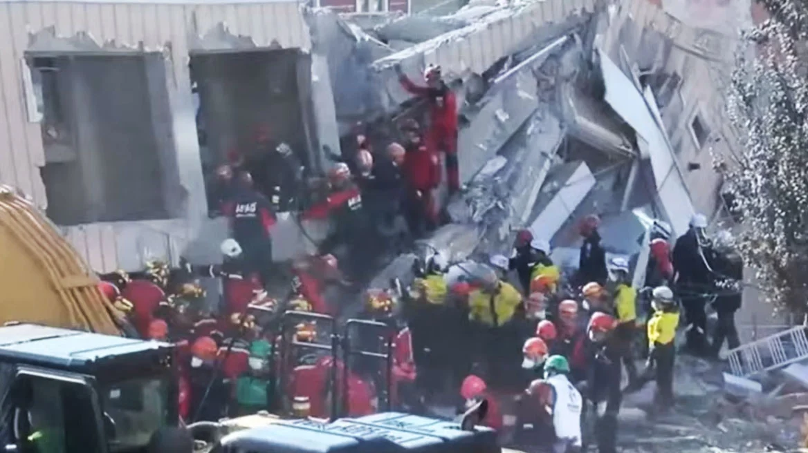 Τραγωδία στην Κωνσταντινούπολη: Ανασύρθηκε νεκρό 12χρονο αγόρι από τα συντρίμμια του επταώροφου κτιρίου